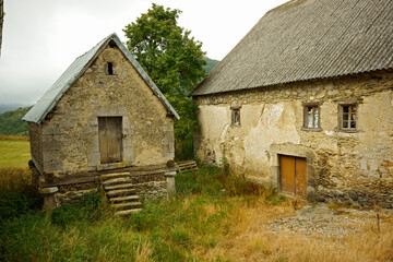 Obraz premium Hórreo.Hiriberri-Vilanueva de Aezcoa. Valle de Aezcoa. Gran recorrido 11.Cordillera pirenaica.Navarra.España.