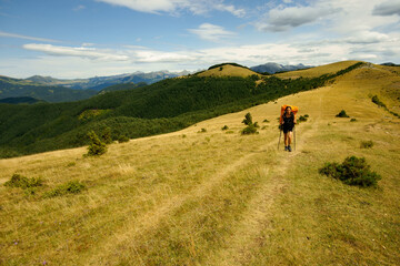 Fototapeta premium Cabezo de Barangada y bosques de la sierra Arbarase. Gran recorrido 11.Cordillera pirenaica.Navarra.España.