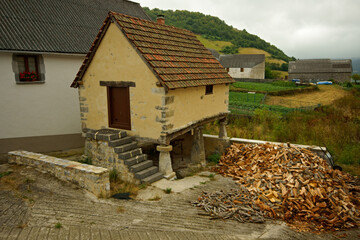 Hórreo.Hiriberri-Vilanueva de Aezcoa. Valle de Aezcoa. Gran recorrido 11.Cordillera pirenaica.Navarra.España.