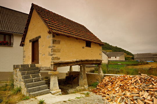 H&oacute;rreo.Hiriberri-Vilanueva de Aezcoa. Valle de Aezcoa. Gran recorrido 11.Cordillera pirenaica.Navarra.Espa&ntilde;a.
