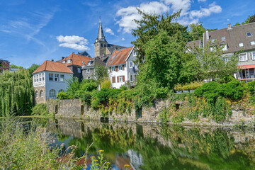 Fototapeta na wymiar Die Altstadt von Kettwig am Wasser im Sommer
