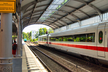 ICE Schnellzug muss in Bonn am Bahnhof auf Weiterfahrt warten