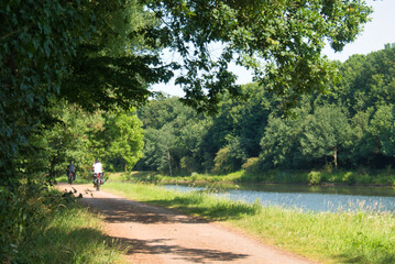 Fahrradfahrer an der Ems in Meppen