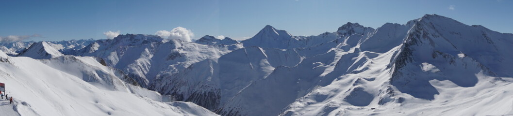 Bergpanorama mit Blick auf die Schweizer Seite des Skigebiets Ischgl-Samnaun
