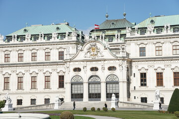 Hauptgebäude des Schloss Belvedere Wien in Frontansicht - obrazy, fototapety, plakaty