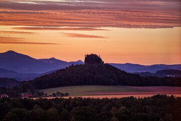 Sonnenaufgang in der sächsischen Schweiz in der Nähe von Bad Schandau mit dem Blick auf den Zirkelstein.