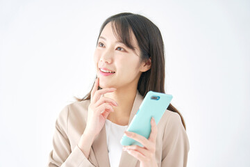 スマホを持って想像するビジネスウーマン　白バック