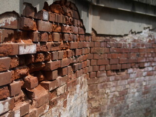 路地の崩れかけたレンガ壁
