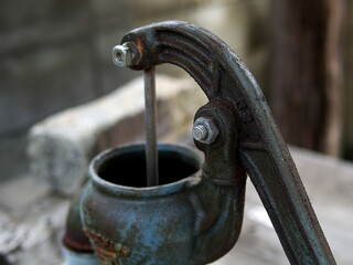 街角に据えられた井戸のポンプ
