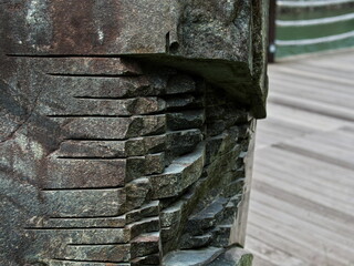 切れ込みの入った岩のモニュメント
