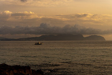 Krajobraz morski podczas wschodu słońca. Morze śródziemne, zatoka Alkudyjska, Hiszpania.  - obrazy, fototapety, plakaty