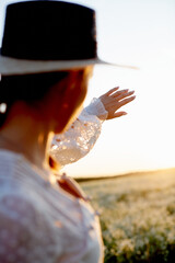 girl in hat playing the sun