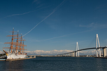 Obraz premium 新湊大橋と立山連峰 