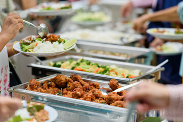 scooping the food, catering, dinner time
