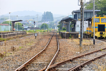 Fototapeta premium 駅のプラットフォームに伸びるローカル線の線路