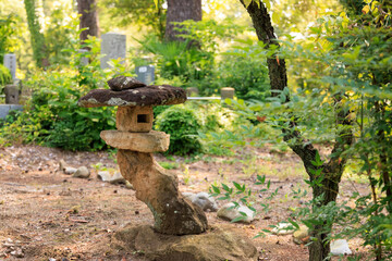 曲がった脚の石灯籠