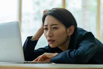 作業に疲れた日本人女性
