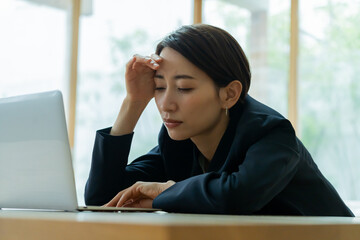 疲れを訴える日本人女性