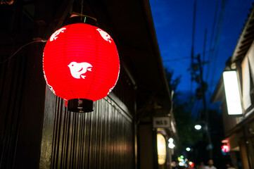京都 夕暮れの祇園の街に灯るひよこ柄の提灯 © ryo96c