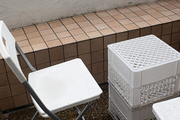Fototapeta na wymiar plastic milk crate table with chair in cafe