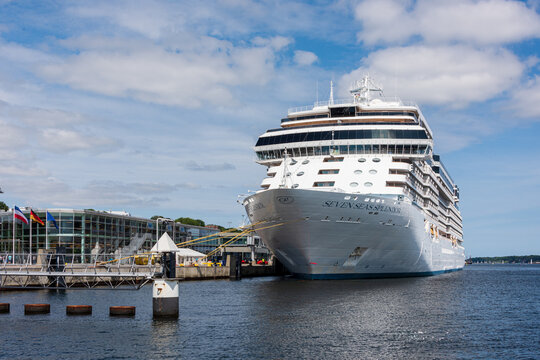 Kiel Juli 2022 Bugpartie Des Am Ostseekai Liegenden  Kreuzfahrtschiffes Seven Seas Splendor