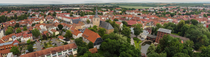 Fototapeta na wymiar Altstadt Sömmerda mit Blick auf Kirche und Park