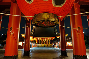 浅草寺・宝蔵門の提灯越しに本堂を望む