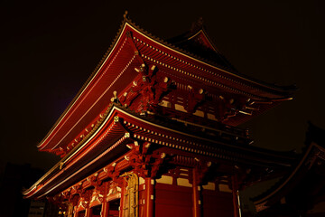 ライトアップされて装飾が際立つ浅草寺・宝蔵門