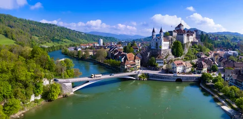 Tafelkleed Zwitserland reizen en bezienswaardigheden. Aarburg luchtfoto drone uitzicht. oude middeleeuwse stad met indrukwekkend kasteel en kathedraal over rots. Kanton Aargau, provincie Bern © Freesurf