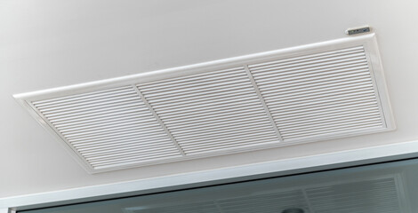 Ceiling mounted cassette type air conditioner