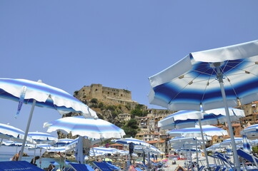 Immersed in a sea of blue in all its versions, in the sky, in the water, in the festive air of the...