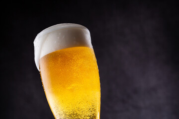グラスにビールを注ぐ