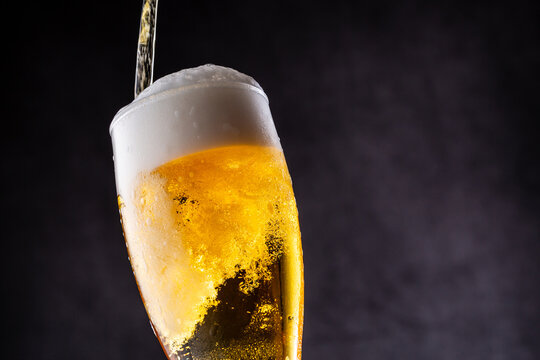 グラスにビールを注ぐ
