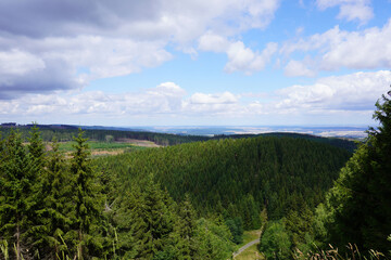 Fototapeta na wymiar wunderschöne Aussicht auf dem Wanderweg Liebesbankweg in Hahnenklee im Harz