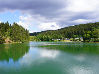 Obraz premium Ein kleiner See beim Liebesbankweg in der Nähe von Hahnenklee im Harz