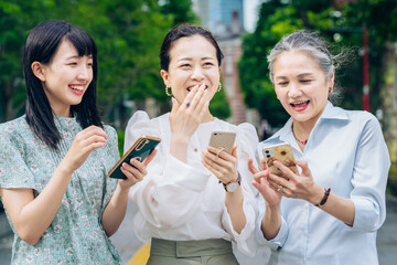 スマホの使い方を習うグレイヘアの女性