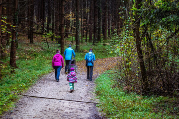 Familie wandert in der Natur im Herbst