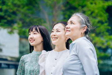 Obraz premium 世代の離れた女性3人