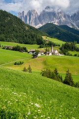 Santa Madalena y las Dolomitas en el valle de Funes, en la región de Sudtirol, Italia