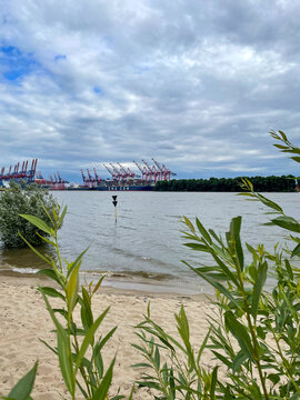 Elbstrand Hamburg, wolkig, mit Kr&auml;nen