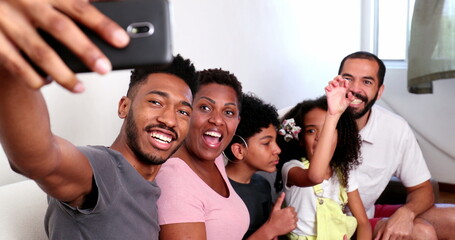 Obraz premium Happy black family taking selfie photo with smartphone