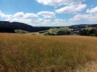 Blick auf den Ort Wallenborn in der Vulkaneifel, Rheinland-Pfalz vom Wanderweg Heimatspur Wallenborner Weg.
