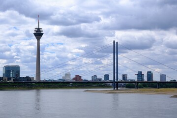 Panorama von Düsseldorf mit Rheinturm und Rheinkniebrücke