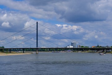 Panorama von Düsseldorf mit Oberkasseler Brücke