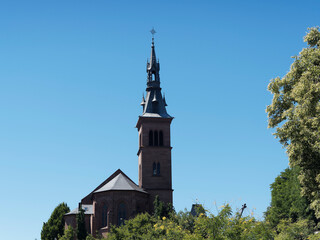 Laufenburg (Baden-Deutschland). Blick auf den Kirchturm 'Heilig Geist' im Zentrum des alten Dorfes auf deutscher Seite - obrazy, fototapety, plakaty
