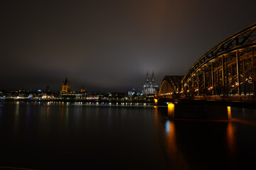 Stadt Köln, Hohenzollernbrücke bei Nacht 