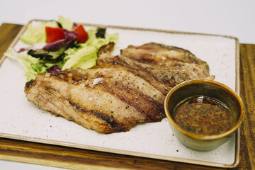 Ternera a la parrilla de excelente calidad en un restaurante de lujo
