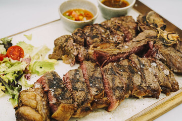 Ternera a la parrilla de excelente calidad en un restaurante de lujo
