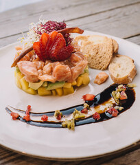 Excelente plato gourmet de tartar de salmon 