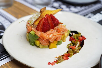 Excelente plato gourmet de tartar de salmon 